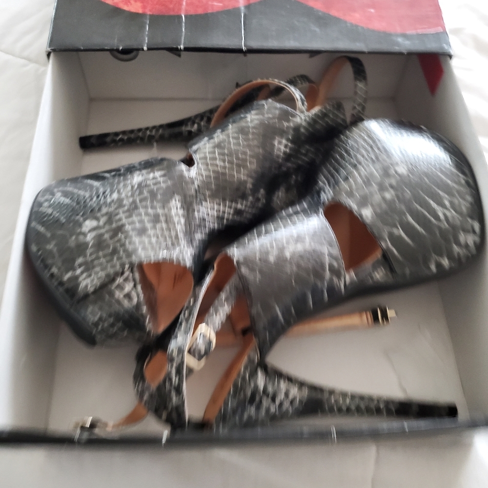 Shoes - Picture 2 of 4